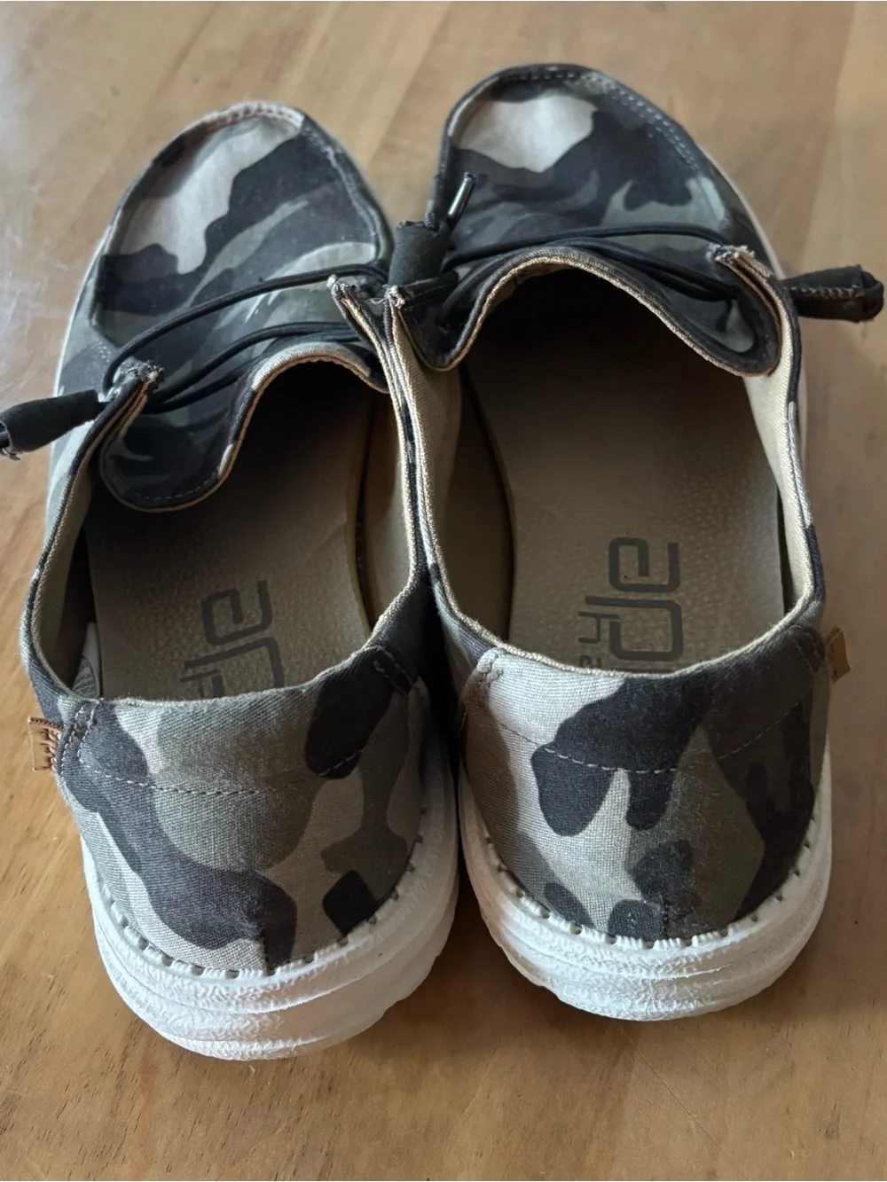 HEYDUDE women’s loafer. Green camo. Size 8